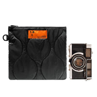 POCHETTE PLATE MATELASSÉE POM L (NOIR) | RECYCLÉ